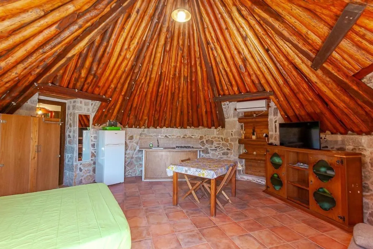 B&B Pettirosso Garden San Teodoro  Couette-café