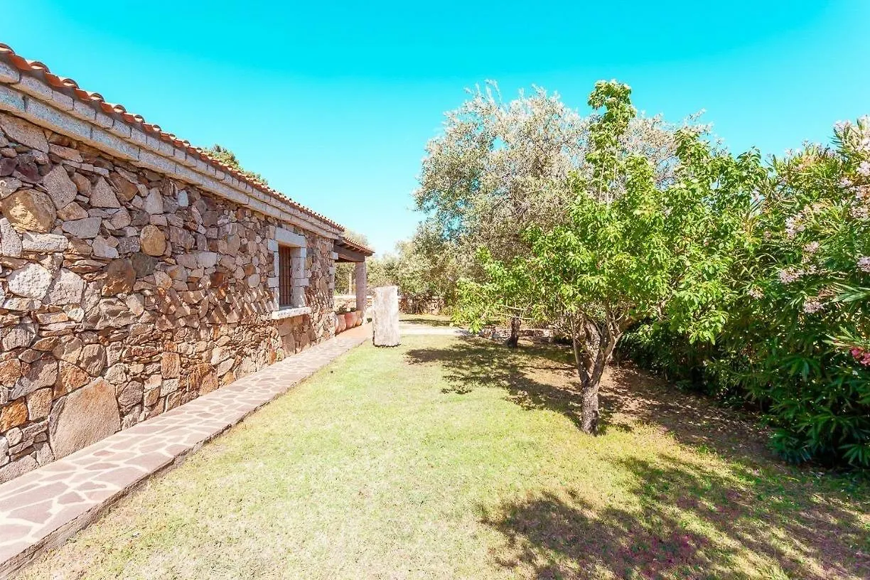 B&B Pettirosso Garden San Teodoro  Couette-café
